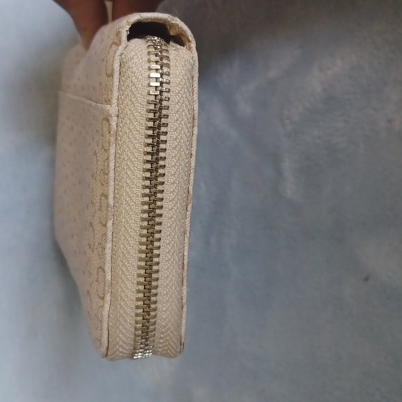 GUESS Los Angeles Monogram Logo Clutch - Picture 6 of 7